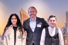 Arjan Kers (TUI) laat kinderen één dag de baas zijn (video)