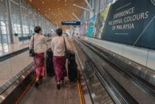 Ontslag voor stewardess die 400 gram te zwaar is