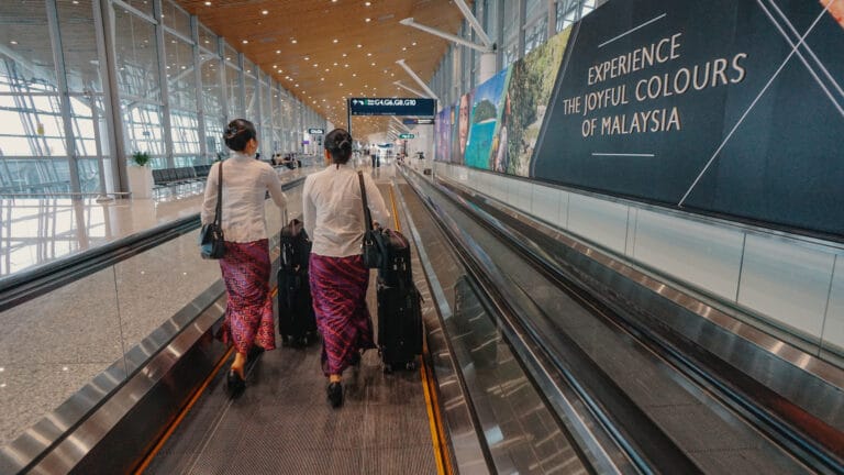 Ontslag voor stewardess die 400 gram te zwaar is