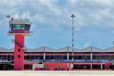 Vliegtuig zakt door asfalt op Bonaire Airport
