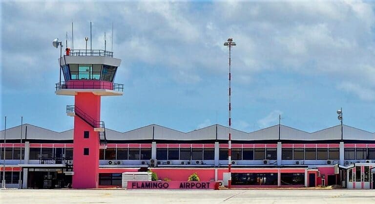 Vliegtuig zakt door asfalt op Bonaire Airport