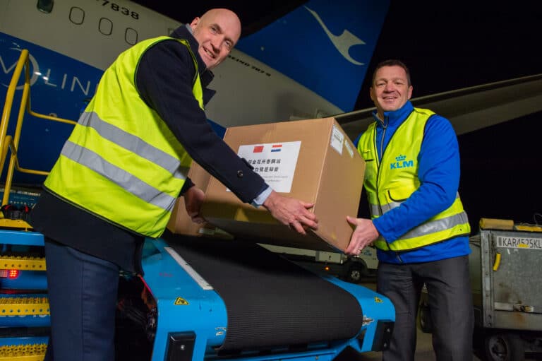 KLM doneert mondkapjes met hulp van Chinese airline partners