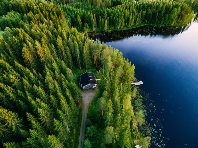 Finland gaat grenzen sluiten en schort reizen op