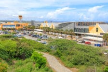 Vliegverkeer van en naar Curaçao plat, behalve voor inwoners met retourticket