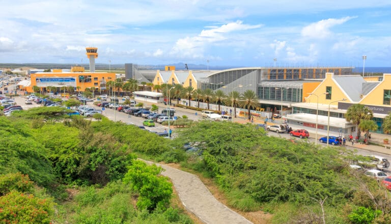 Vliegverkeer van en naar Curaçao plat, behalve voor inwoners met retourticket
