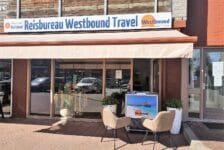 Westbound Travel open for business, met een trolley ertussen