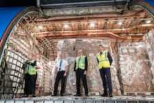 Eerste Boeing 747 uit Shanghai vol medische hulpgoederen op Schiphol geland