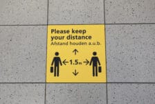 Nieuwe protocollen in de reisbranche: ‘Je kunt geen rolstoel duwen op afstand’