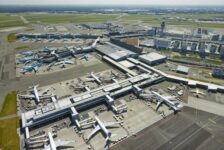 Schiphol: herstel impact corona afgeremd door negatieve reisadviezen