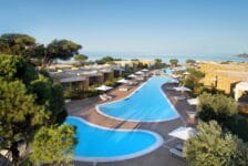 Eerste hotel Ikos Resorts heropent 1 juli de deuren