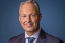 Remco Dijkstra (VVD) pleit voor steun aan reissector