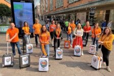 Ludieke actie: rolkoffers en code oranje in Den Haag (de foto’s)