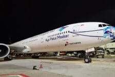 Toestel Garuda Indonesia met mondmasker naar Amsterdam