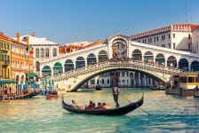 Venice limits size of groups of tourists
