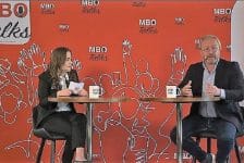 Arjan Kers (TUI) in gesprek met MBO-studenten