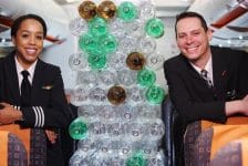 Easyjet kleedt bemanning aan met gerecyclede plastic flessen