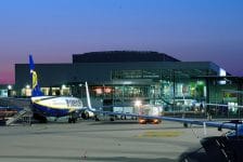 Auto ramt hek Weeze Airport; toestel Ryanair breekt landing af