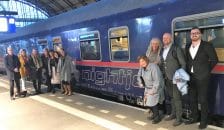 Medewerkers Sunair verkennen Nightjet van NS International