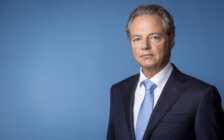 Madlener houdt vast aan minder krimp Schiphol, met maximaal 478.000 vluchten