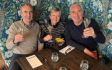 Coby, Jan-Bert en Marc houden tradities in ere; friet met champagne