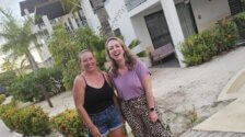 Antonette Kooijman met Sharon Evers (TravMagazine) op Bonaire