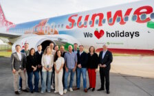 Sunweb en Transavia vieren samenwerking: passagiers verwelkomd met tulpen
