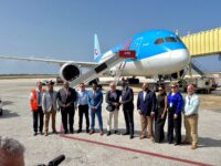 TUI fly viert 20 jaar Amsterdam-Curaçao met speciale vliegtuigdoop