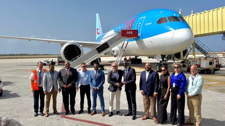 TUI fly viert 20 jaar Amsterdam-Curaçao met speciale vliegtuigdoop
