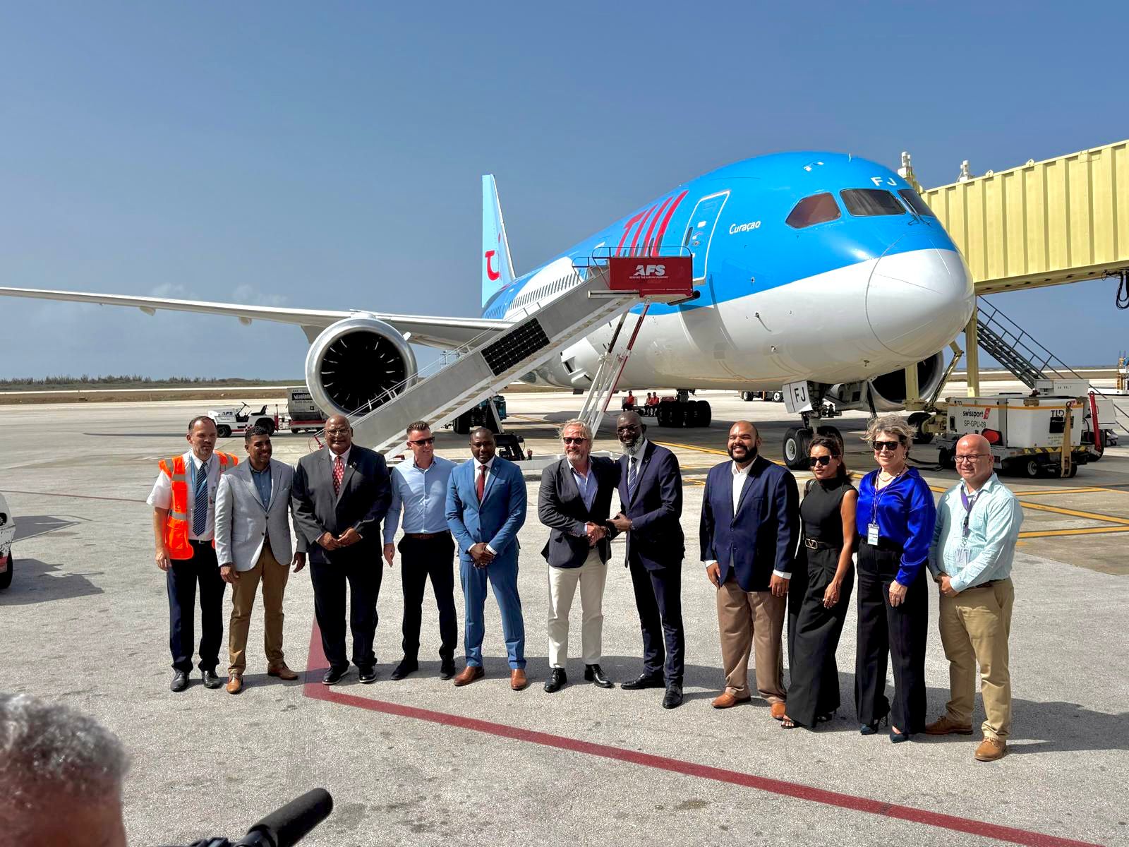 TUI fly viert 20 jaar Amsterdam-Curaçao met speciale vliegtuigdoop