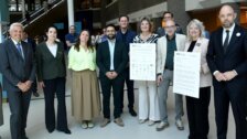 Petitie afschaffing vliegbelasting Groningen Airport Eelde aangeboden aan leden Tweede Kamer
