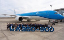 Eerste Airbus A350-900 van KLM landt op Schiphol